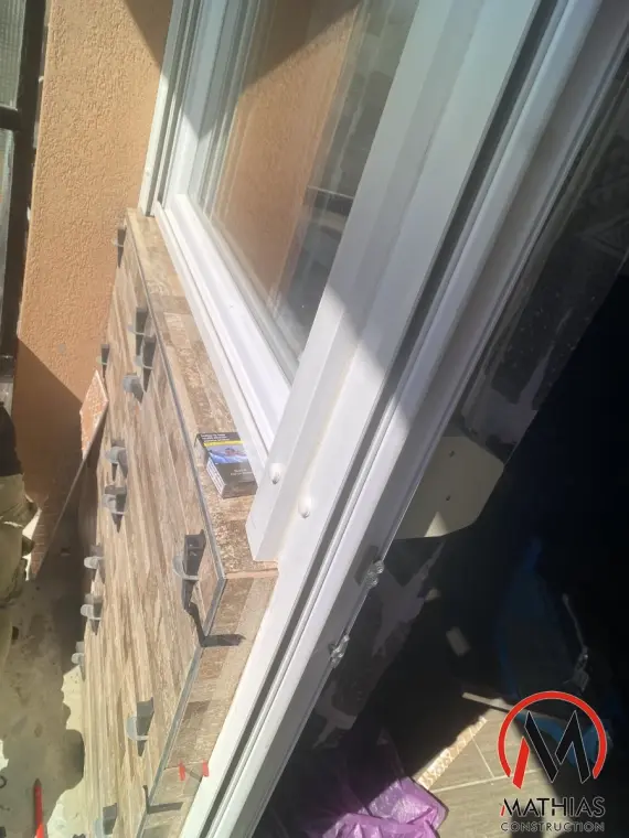 Az erkély és a szoba közti válaszfal burkolása