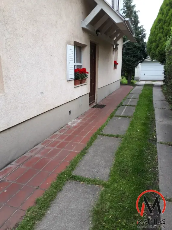 Szentendre – lábazati szigetelés és térkövezés előtt